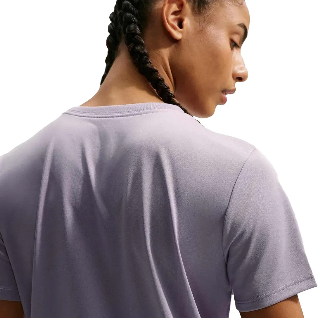 Mulher usando Blusa Nike Dri-FIT Feminina Roxa em movimento